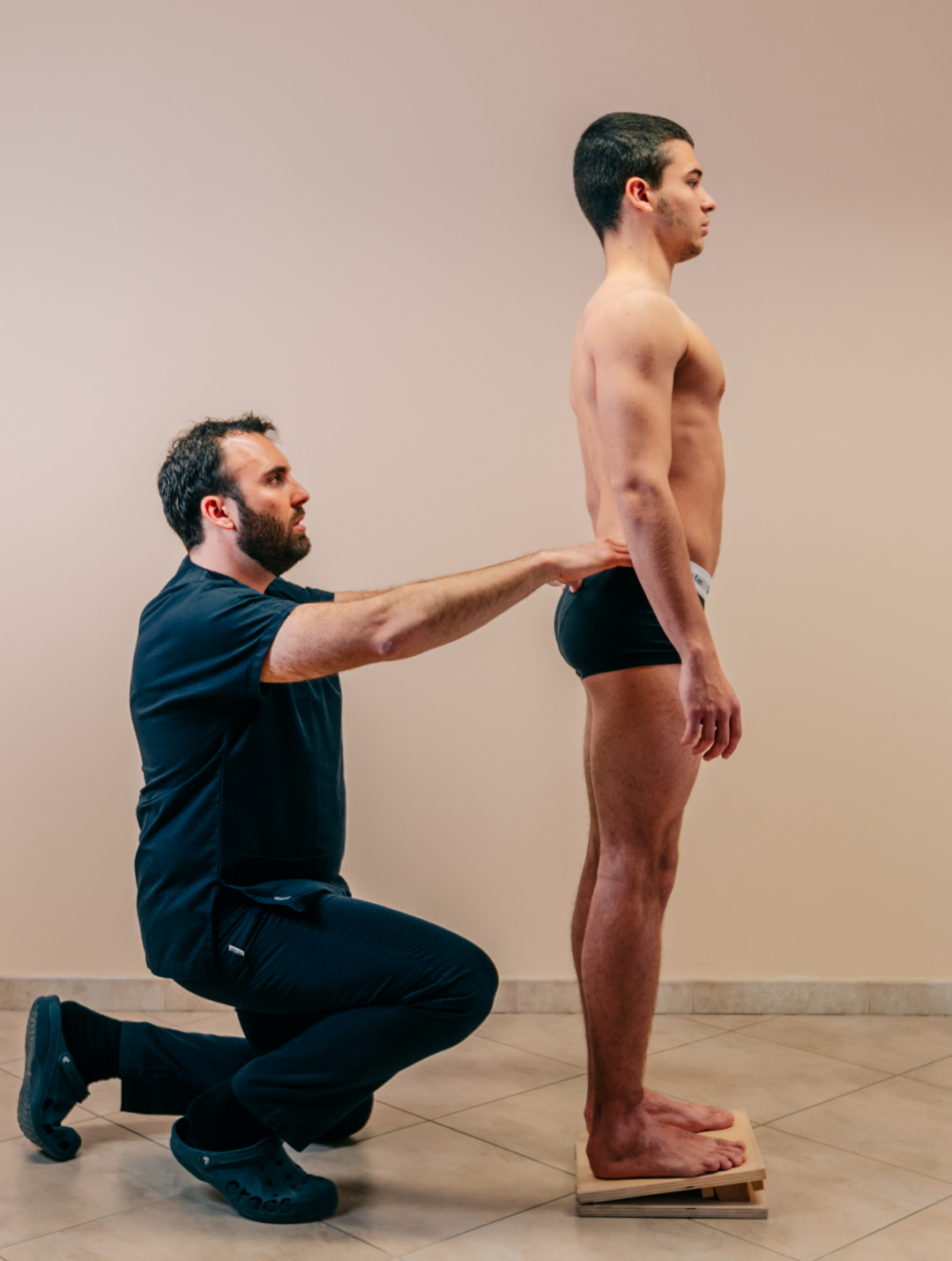 Seduta di fisioterapia con esercizio terapeutico