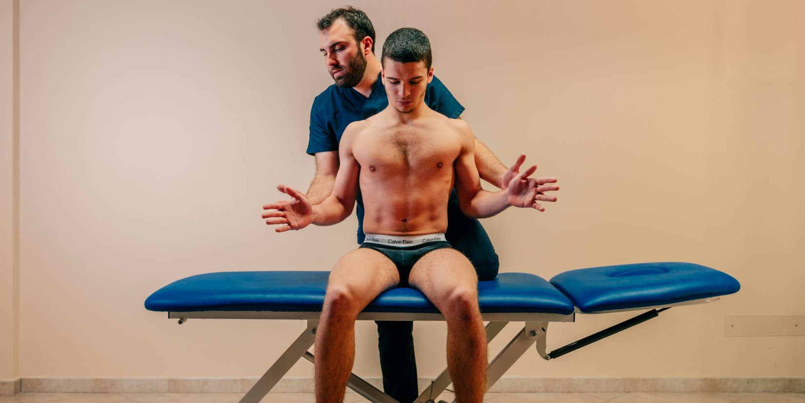 Il Dott. Casari durante una terapia manuale in studio